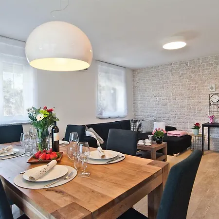 Apartment Inga*s Place